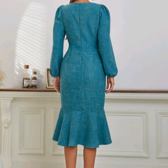 Women's dress - Picture 2 of 5